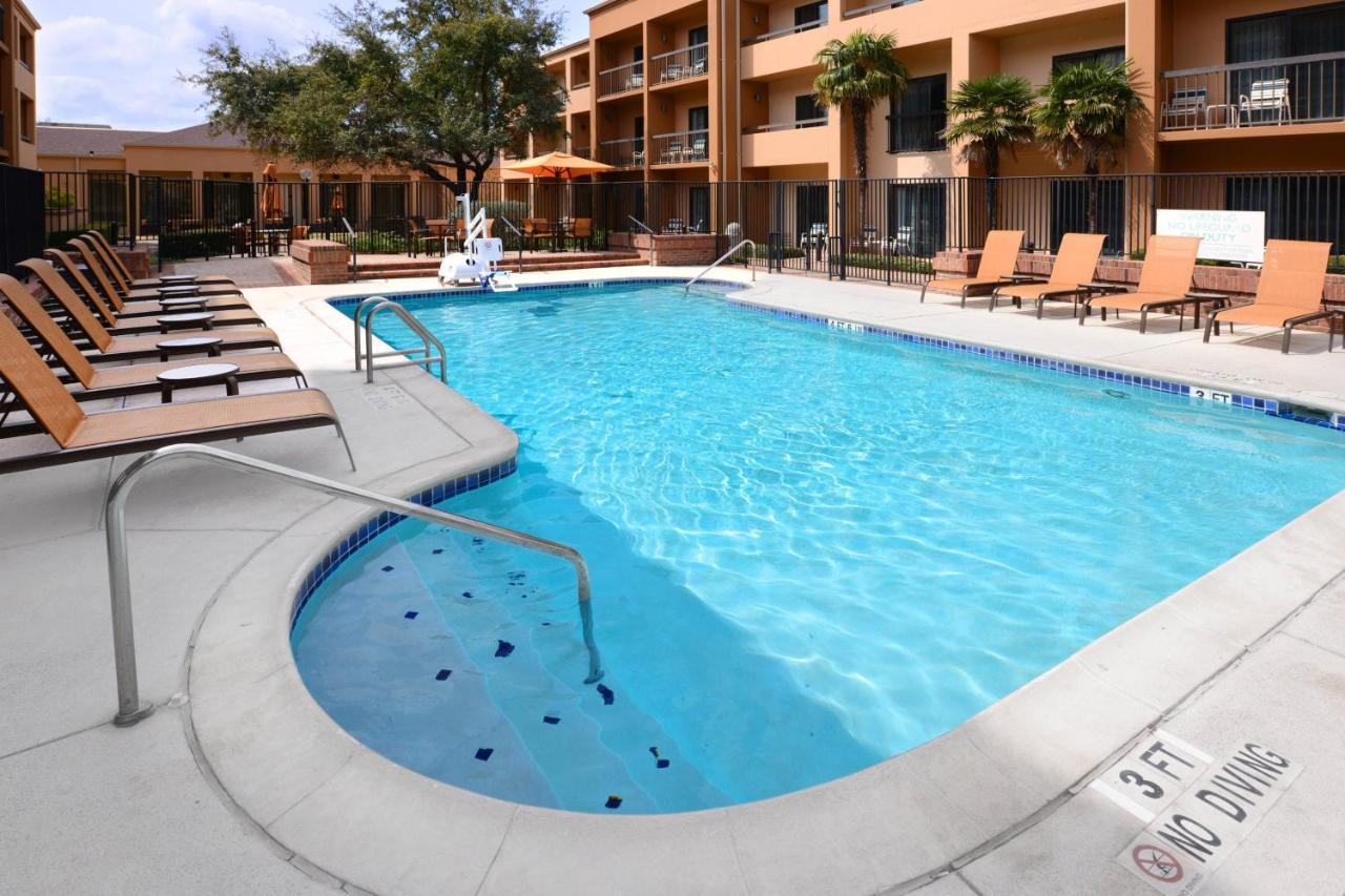Courtyard By Marriott San Antonio Medical Center Hotel Exterior photo